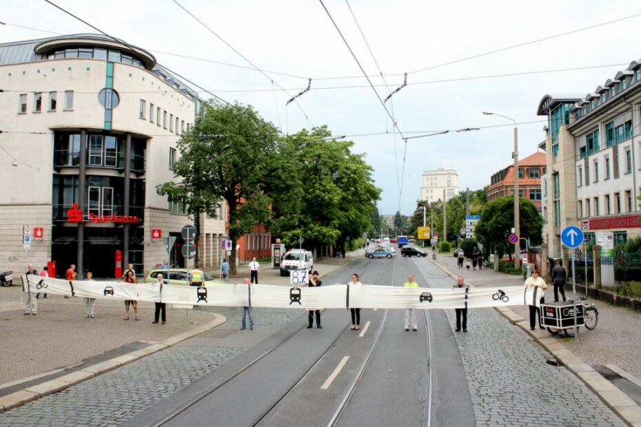 Real-Life Visualisierung der geplanten Straßenbreite der Königsbrücker Straße nach einem Ausbau (Höhe Sparkasse)